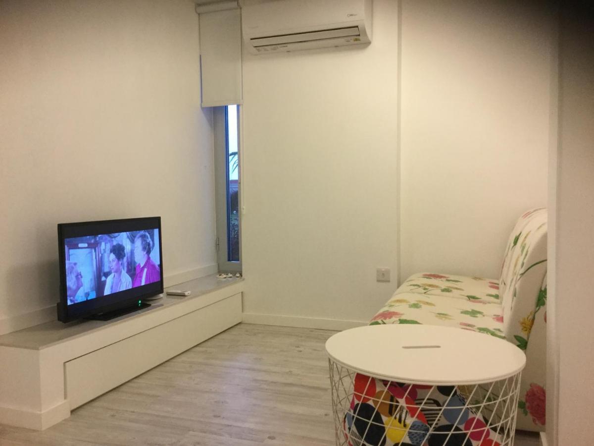 Red Cozy Stay Limassol Extérieur photo