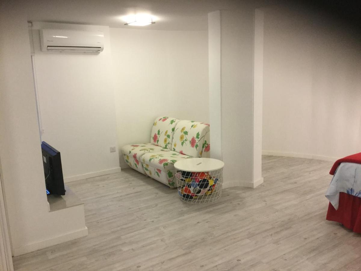 Red Cozy Stay Limassol Extérieur photo