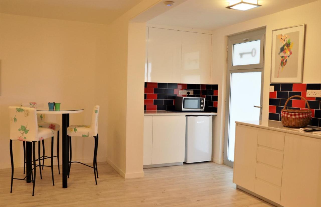 Red Cozy Stay Limassol Extérieur photo