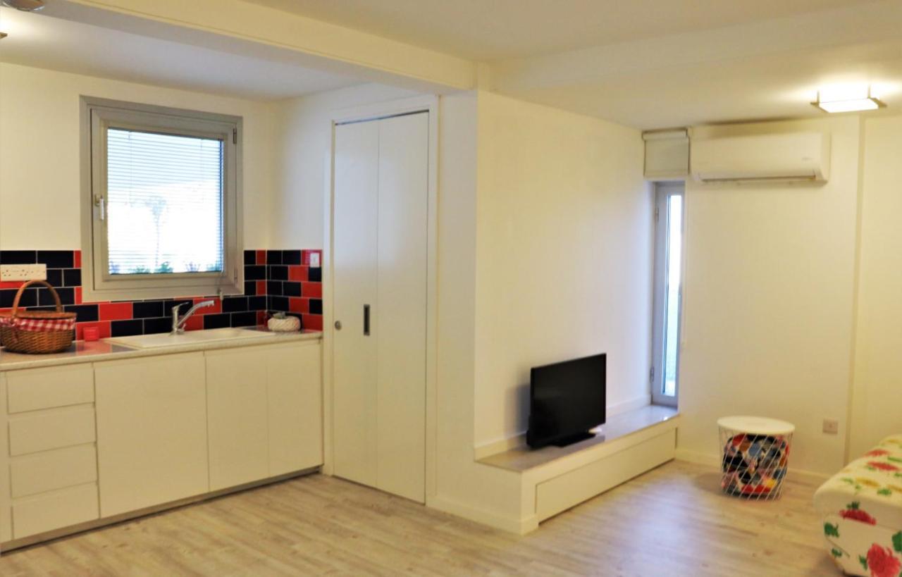 Red Cozy Stay Limassol Extérieur photo