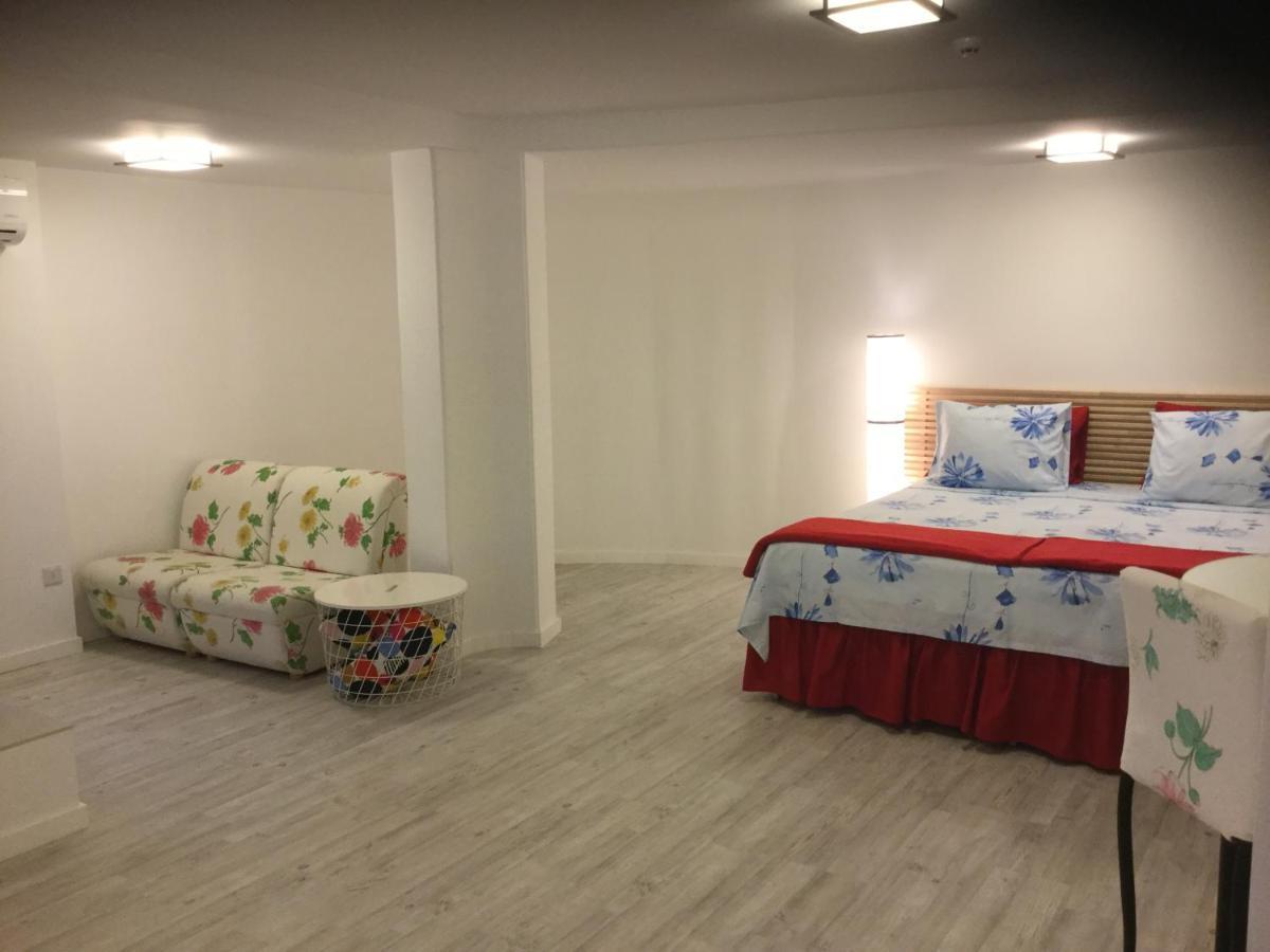 Red Cozy Stay Limassol Extérieur photo