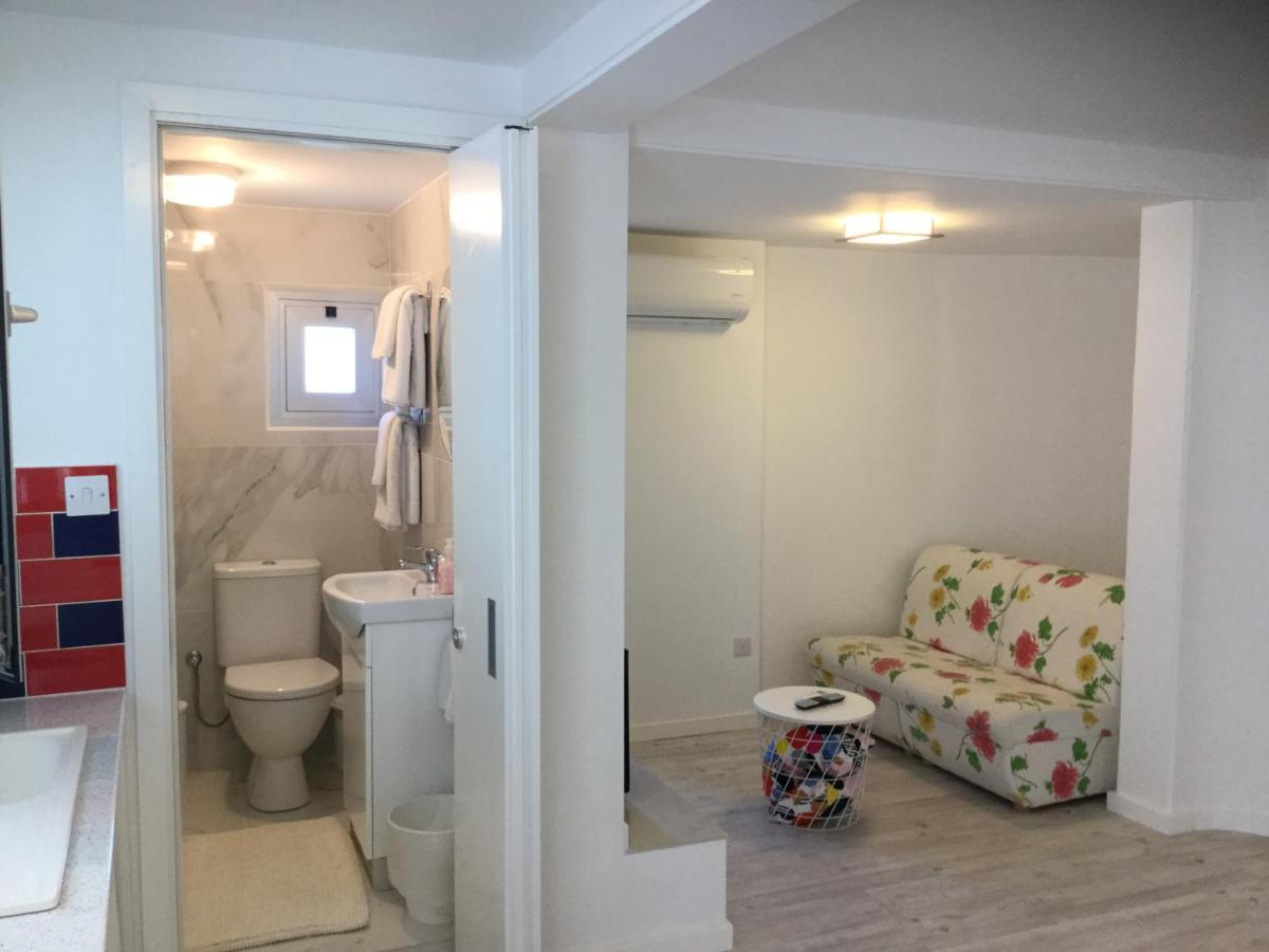 Red Cozy Stay Limassol Extérieur photo